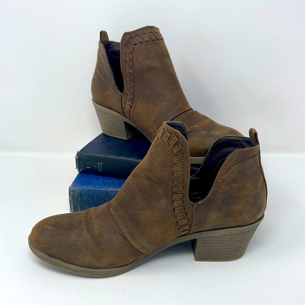Women’s Size 8 Brown Booties